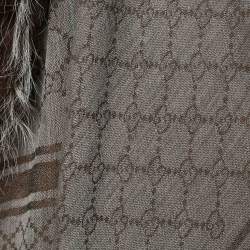 مملوكة مسبقًا وشاح غوتشي صوف وحرير مونوغرامي بني حافة فرو ثعلب ملتف