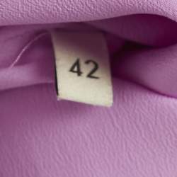 مملوكة مسبقًا فستان غوتشي ميني بمزيج صوف وردي بتفاصيل أزرار لؤلؤية مقاس وسط (ميديوم)