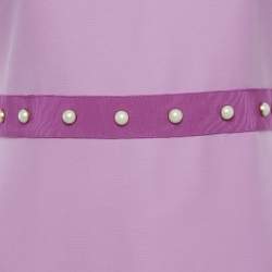 مملوكة مسبقًا فستان غوتشي ميني بمزيج صوف وردي بتفاصيل أزرار لؤلؤية مقاس وسط (ميديوم)