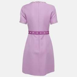 مملوكة مسبقًا فستان غوتشي ميني بمزيج صوف وردي بتفاصيل أزرار لؤلؤية مقاس وسط (ميديوم)