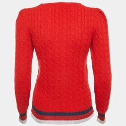 مملوكة مسبقًا سترة غوتشي حمراء مضلعة بحواف لامعة مزدوجة الرقبة مقاس متوسط (ميديوم)