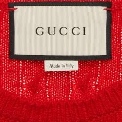 مملوكة مسبقًا سترة غوتشي حمراء مضلعة بحواف لامعة مزدوجة الرقبة مقاس متوسط (ميديوم)