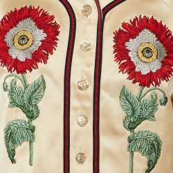 Pre Owned بلوزة غوتشي قماش ساتان مطرزة باللون الكريمي بأزرار أمامية مقاس صغير (سمول)