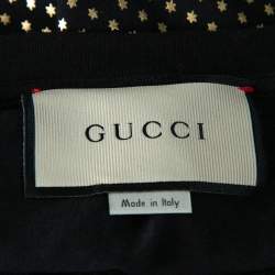 مملوكة مسبقًا تي شيرت غوتشي رقبة مستديرة مزين "غوتشي" و مطبوع نجوم ذهبي و أسود مقاس صغير (سمول)