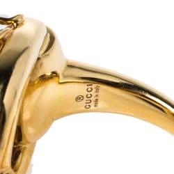 Pre Owned خاتم غوتشي كوك�تيل ذهب أصفر عيار 18 ألماس حجر مرجان مالكيت هبيتي هورسبيت مقاس 54