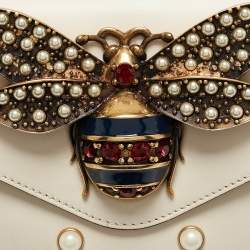 مملوكة مسبقًا Gucci Off White Leather Mini Pearl Studded Broadway Bee Shoulder Bag