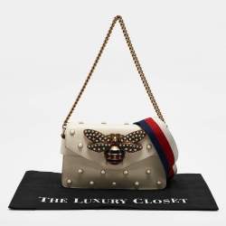 مملوكة مسبقًا Gucci Off White Leather Mini Pearl Studded Broadway Bee Shoulder Bag