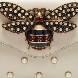 مملوكة مسبقًا Gucci Off White Leather Mini Pearl Studded Broadway Bee Shoulder Bag