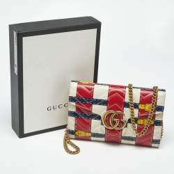 مملوكة مسبقًا محفظة غوتشي مارمونت جي جي جلد ماتلاس أسود مع سلسلة