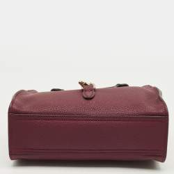 مملوكة مسبقًا حقيبة يد غوتشي جلد أحمر داكن إغلاق خطاف حجم صغير