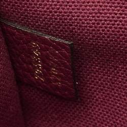 مملوكة مسبقًا حقيبة يد غوتشي جلد أحمر داكن إغلاق خطاف حجم صغير