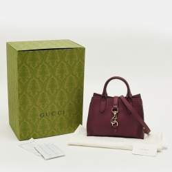 مملوكة مسبقًا حقيبة يد غوتشي جلد أحمر داكن إغلاق خطاف حجم صغير