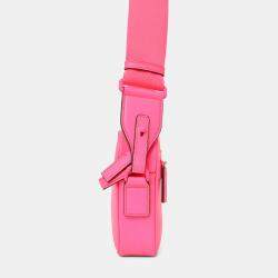 مملوكة مسبقًا Gucci Neon Pink Rubber-Effect Crossbody Bag