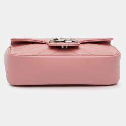 مملوكة مسبقًا حقيبة كروس غوتشي فلاب جلد ماتلاسيه جي جي صغير زهري