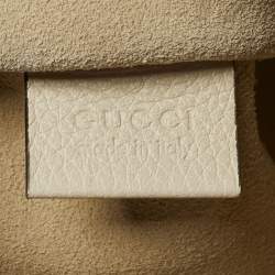 مملوكة مسبقًا حقيبة يد غوتشي بسحاب جلد أبيض مطبوع عليها الشعار