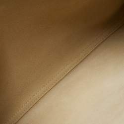 مملوكة مسبقًا حقيبة يد غوتشي بسحاب جلد أبيض مطبوع عليها الشعار