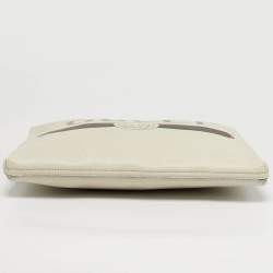 مملوكة مسبقًا حقيبة يد غوتشي بسحاب جلد أبيض مطبوع عليها الشعار