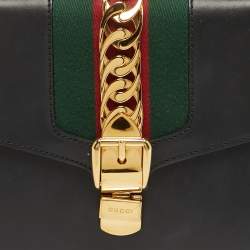 مملوكة مسبقًا حقيبة كتف غوتشي سيلفي جلد أبيض بسلسلة ويب صغيرة