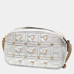 Pre Owned حقيبة كروس غوتشي أرْيَا جلد ماتلاسي فضي مزخرف بلآلئ جي جي صغير