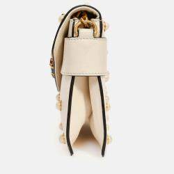 Pre Owned حقيبة كتف غوتشي بيضاء جلدية صغيرة برودواي مزينة باللؤلؤ بشريط ويب ونحلة