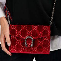 مملوكة مسبقًا Gucci Red Velvet GG Supreme Monogram Small Dionysus Chain Shoulder Bag
