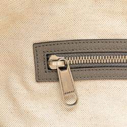 مملوكة مسبقًا حقيبة توت غوتشي كانفاس رمادي أبيض بشعار بارز