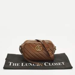 مملوكة مسبقًا حقيبة كاميرا جلد متموج قطري بني ميني GG مارمونت من غوتشي