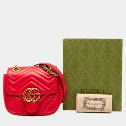 مملوكة مسبقًا حقيبة كروس غوتشي جي جي مارمونت جلد ماتيلاسي أحمر صغيرة