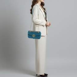 مملوكة مسبقًا حقيبة غوتشي جي جي مارمونت مخمل ماتيلسي أزرق صغيرة بحمالة كتف قابلة للطي