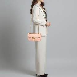 مملوكة مسبقًا حقيبة كتف غوتشي GG مارمونت مخمل ماتلاسي أرجواني صغيرة 