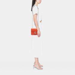 مملوكة مسبقًا حقيبة كروس بودي غوتشي جلد عجل برتقالي صغير بشعار G متداخل