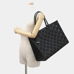 مملوكة مسبقًا حقيبة يد غوتشي بجلد أسود مزخرفة مع تفريغات بحجم متوسط