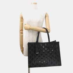 مملوكة مسبقًا حقيبة يد غوتشي بجلد أسود مزخرفة مع تفريغات بحجم متوسط