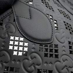 مملوكة مسبقًا حقيبة يد غوتشي بجلد أسود مزخرفة مع تفريغات بحجم متوسط