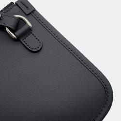 مملوكة مسبقًا حقيبة يد غوتشي بجلد أسود مزخرفة مع تفريغات بحجم متوسط