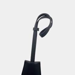 مملوكة مسبقًا حقيبة يد غوتشي بجلد أسود مزخرفة مع تفريغات بحجم متوسط