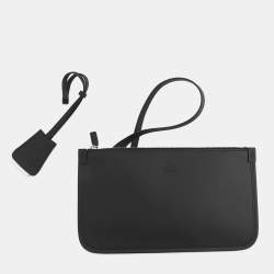 مملوكة مسبقًا حقيبة يد غوتشي بجلد أسود مزخرفة مع تفريغات بحجم متوسط