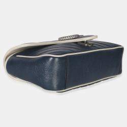 مملوكة مسبقًا Gucci Navy White Calfskin Matelasse Diagonal Torchon Medium GG Marmont Bag