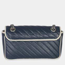 مملوكة مسبقًا Gucci Navy White Calfskin Matelasse Diagonal Torchon Medium GG Marmont Bag