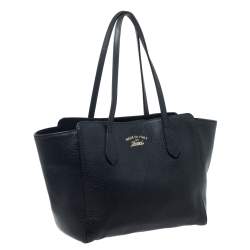 مملوكة مسبقًا حقيبة غوتشي سوينغ جلد سوداء صغيرة