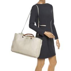 مملوكة مسبقًا حقيبة يد غوتشي شوبر بامبو جلد عاجية