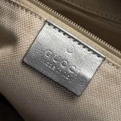 مملوكة مسبقًا حقيبة يد غوتشي سوكي متوسطة جلد غوتشيسيما فضية ميتالك