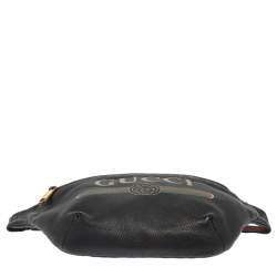 مملوكة مسبقًا Gucci Black Pebbled Leather Logo Web Belt Bag