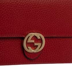 مملوكة مسبقًا محفظة غوتشي جلد أحمر جي متداخلة بسلسلة