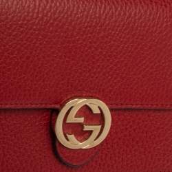 مملوكة مسبقًا محفظة غوتشي جلد أحمر جي متداخلة بسلسلة