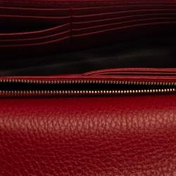 مملوكة مسبقًا محفظة غوتشي جلد أحمر جي متداخلة بسلسلة