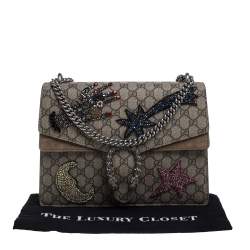 مملوكة مسبقًا حقيبة كتف غوتشي ديونيسوس متوسطة مزخرفة كريستال سويدي و كانفاس جي جي سوبريم بيج