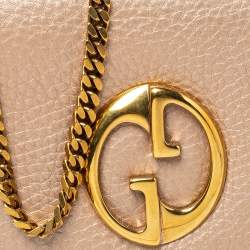 مملوكة مسبقًا Gucci Metallic Beige Leather Small Logo Detail Chain Link Crossbody Bag