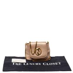 مملوكة مسبقًا Gucci Metallic Beige Leather Small Logo Detail Chain Link Crossbody Bag