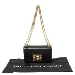 مملوكة مسبقًا حقيبة كتف غوتشي جلد أسود صغيرة بقفل